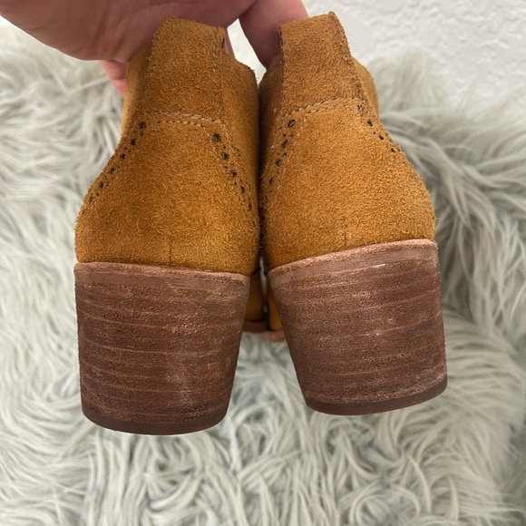 Madewell The Grayson Brogue Chelsea Boot J8292, western cut ankle boot. - Picture 6 of 11